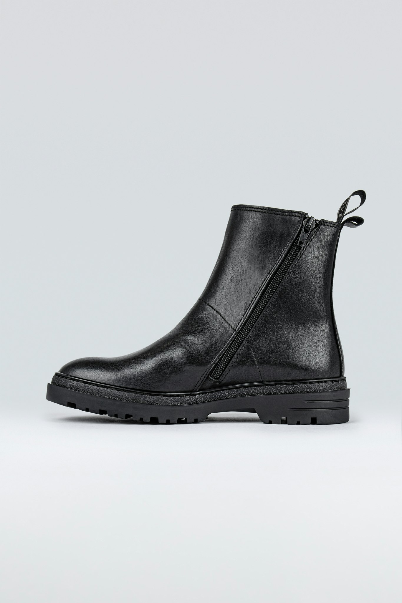 Carry W boots from Sneaky Steave Black