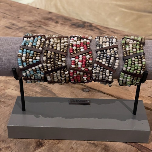 Armband med glaspärlor och trä