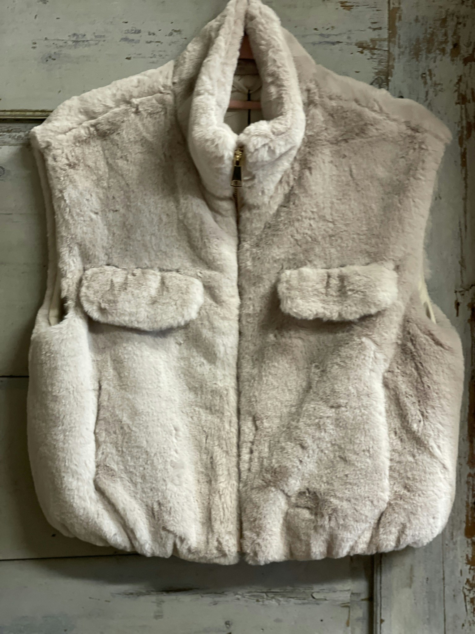 Vest in faux fur