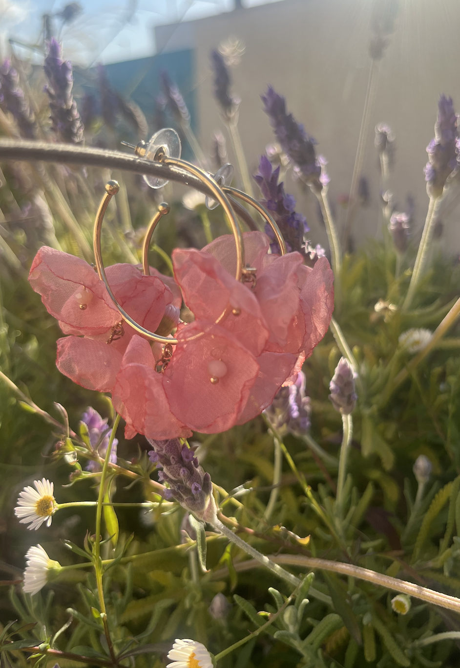 Örhängen med somriga tygblommor