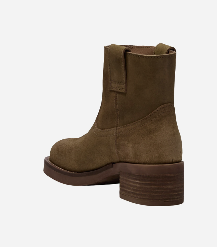 Jenny boots pavement