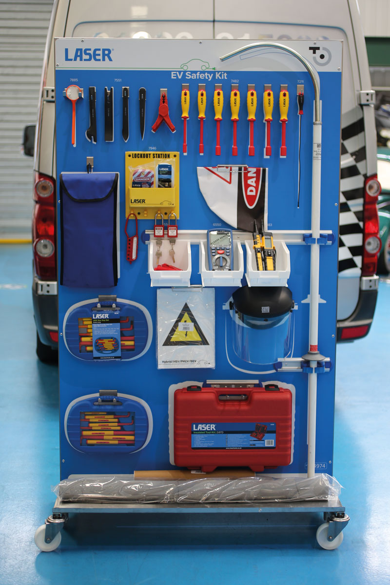 Garagepaket för EV, mobil vagn med verktygstavla