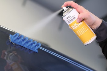 Lösningsmedelsspray för smältlim