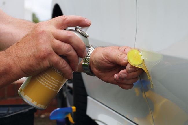 Lösningsmedelsspray för smältlim