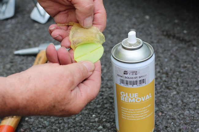 Lösningsmedelsspray för smältlim