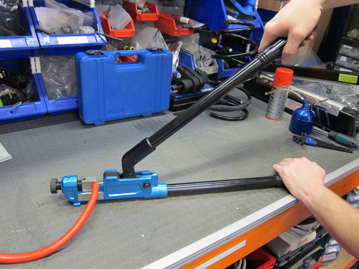 Crimpverktyg för batteripol