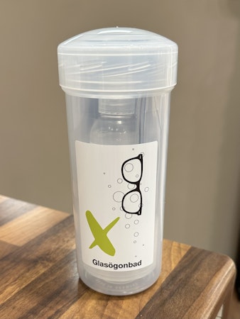 Glasögonbad - "tvättmaskin" för glasögon.