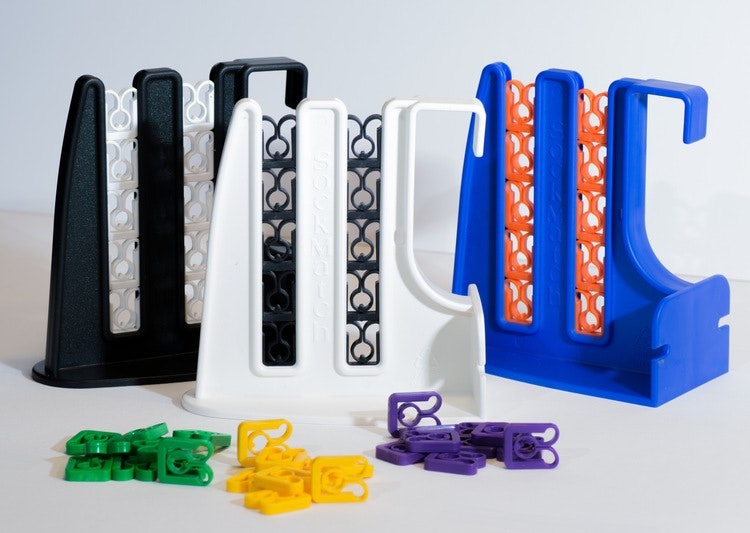 Sockmaster familjepaket med 2 hållare, detta exempel svart, vit och blå hållare med blandade clips.