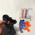 Sockmatch transparant hållare med orange och blå clips