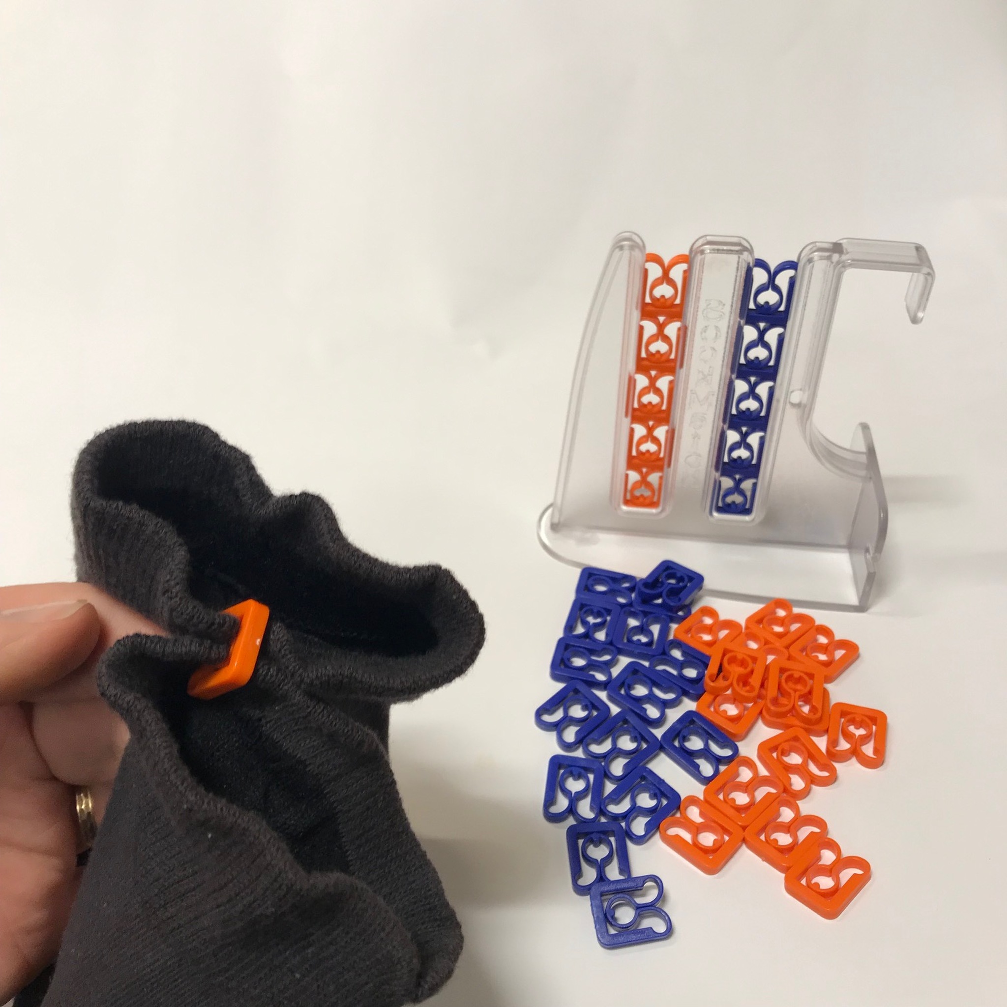 Sockmatch transparant hållare med orange och blå clips