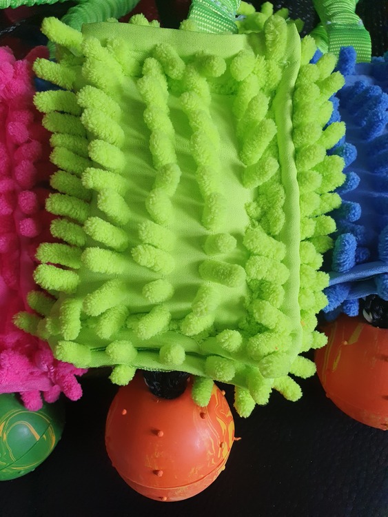 Leksak i microfiber med boll