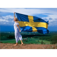 Flicka med svenska flaggan