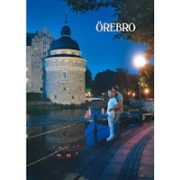 Vykort - Örebro -  Par framför Örebro Slott i kvällsljus