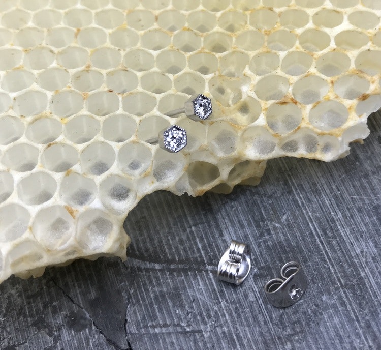 "Hexagon" örhänge i vitt guld och diamanter