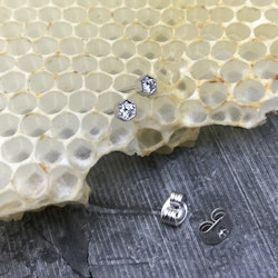"Hexagon" örhänge i vitt guld och diamanter
