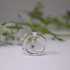 ”Liljekonvalj” ring i vitt guld med en skogsgrön diamant