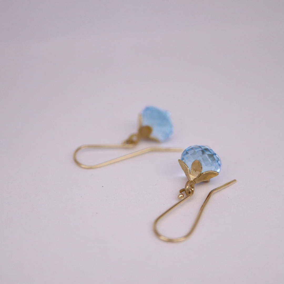 ”Violruta” örhänge med lökformad blå topas