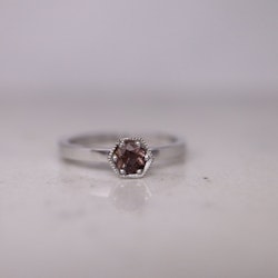 "Hexagon" ring med gammelrosa safir