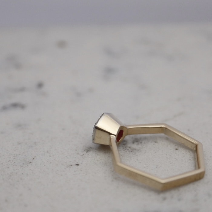 "Hexagon" ring i rött guld med turmalinrubelit