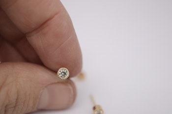 "Liljekonvalj" diamantstuds