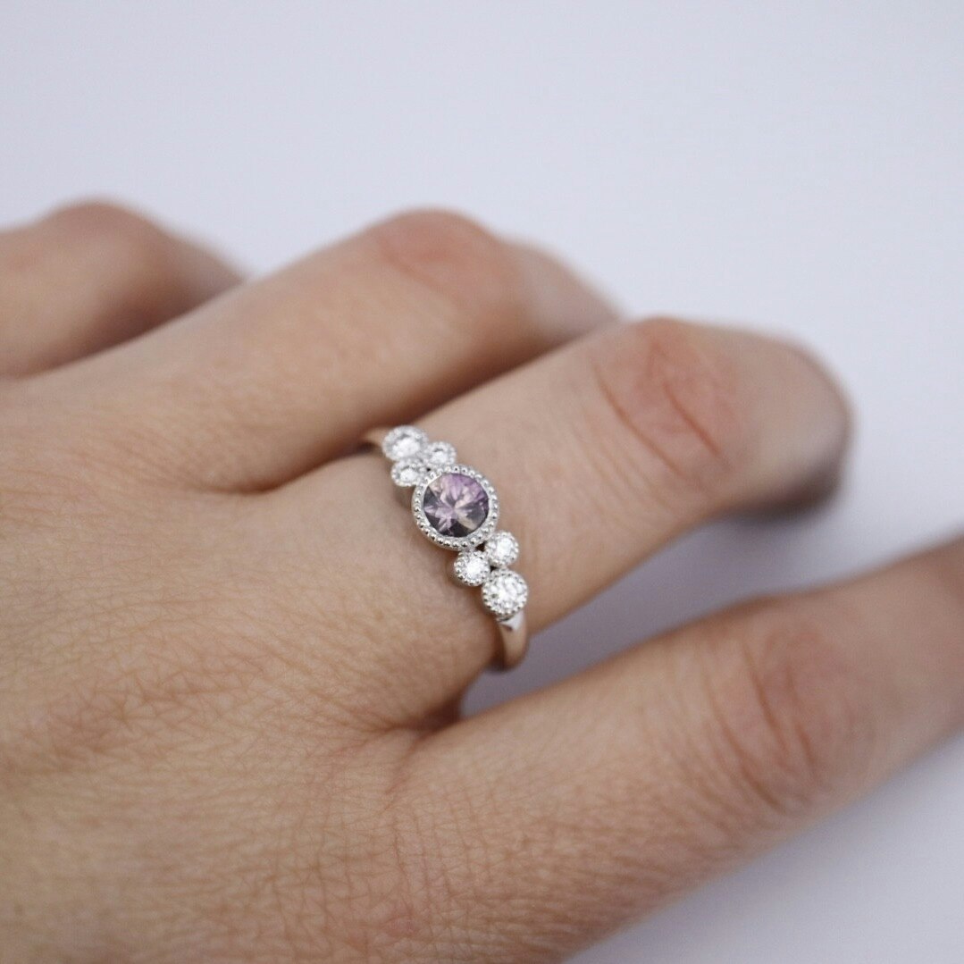 "Liljekonvalj" rosa safir med diamanter