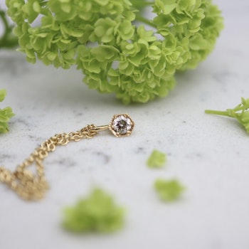 "Hexagon" hänge i rött guld med champagnediamant