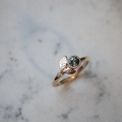 "Löv" ring i rött guld med safir och diamant