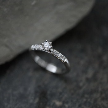 "Stjärnflocka" ring i vitt guld med diamanter