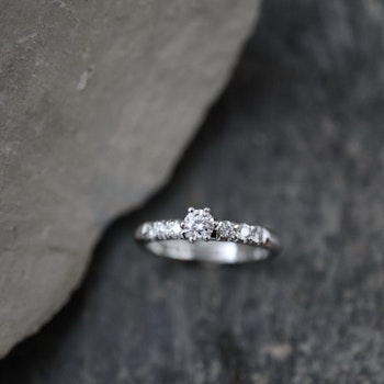 "Stjärnflocka" ring i vitt guld med diamanter