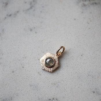 "Sol" Hänge med grå rosenslipad diamant
