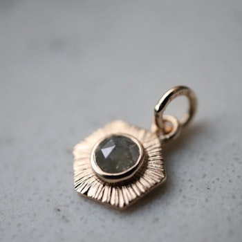 "Sol" Hänge med grå rosenslipad diamant