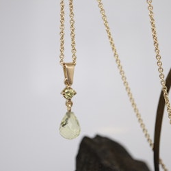 Hänge med limekvarts och naturligt gul diamant