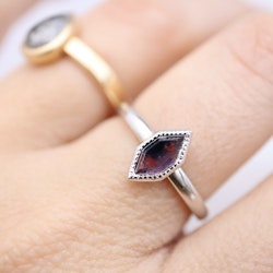 "Winza" Ring i vitt guld med safir