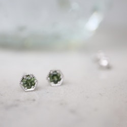 "Hexagon" vitguldsstuds med gröna safirer
