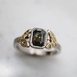 "Spira" ring i vitt och rött guld med safir och diamanter