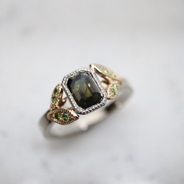 "Spira" ring i vitt och rött guld med safir och diamanter