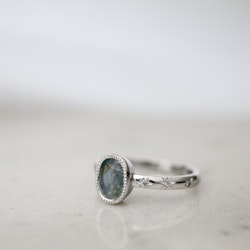 "Safirhimmel" ring i vitt guld med safir och diamantstjärnor