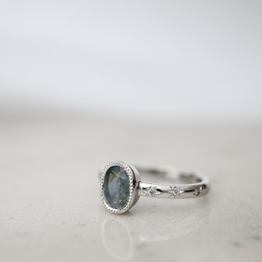 "Safirhimmel" ring i vitt guld med safir och diamantstjärnor