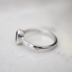 "Safirhimmel" ring i vitt guld med safir och diamantstjärnor