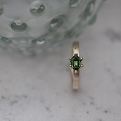 Hexa verdant, ring i guld med grön safir