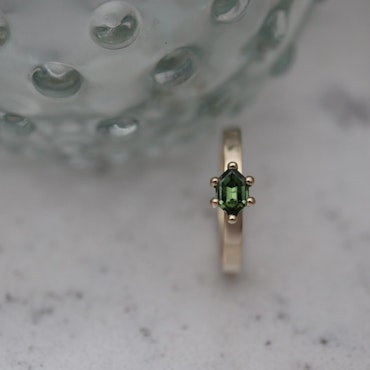 Hexa verdant, ring i guld med grön safir