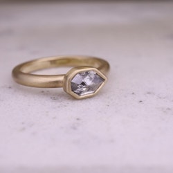 Sandstrand, ring i siden matt guld med en salt och peppardiamant
