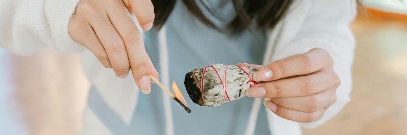 Vad är Smudging? Upptäck Hemligheterna Bakom Energirensning