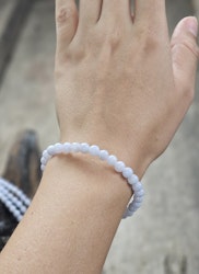 Blå Kalcedon, armband 6mm runda pärlor -30% fyndexemplar mer beige/mindre blå