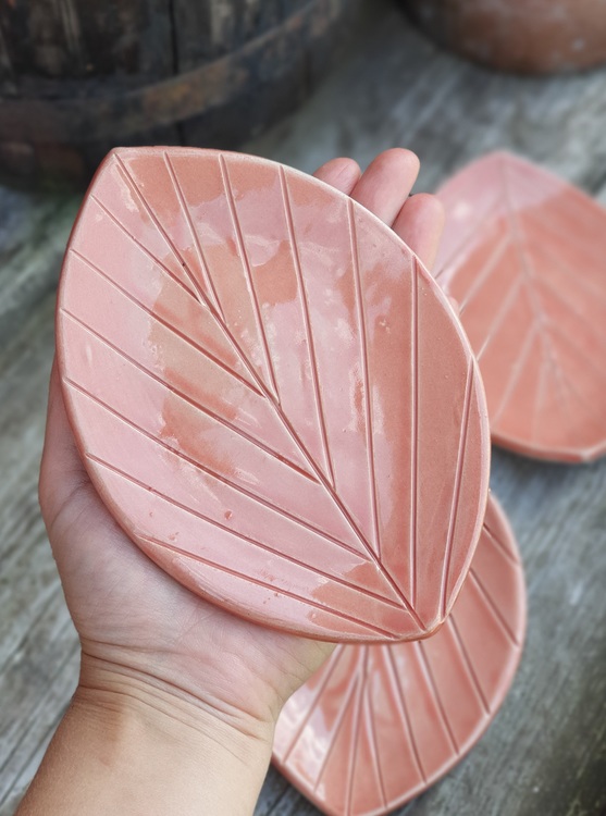 Keramikfat, rosa löv