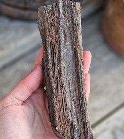 Förstenat trä med druzykristaller #20