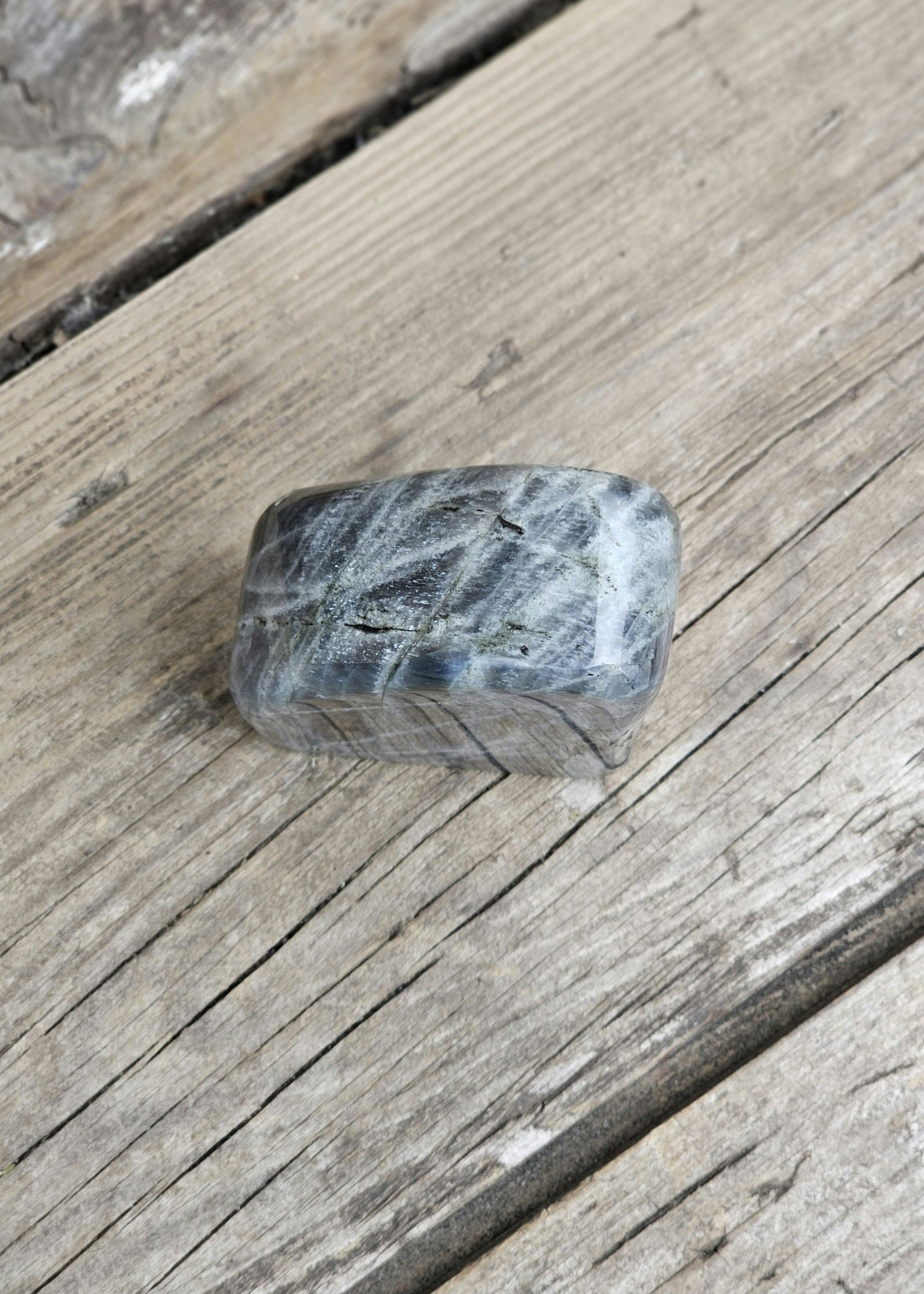 Lila Labradorit, polerad kristall stående friform #27