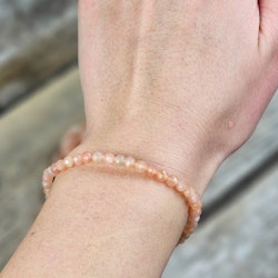 Persikomånsten, armband 4mm facetterade pärlor