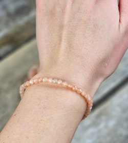 Persikomånsten, armband 4mm facetterade pärlor