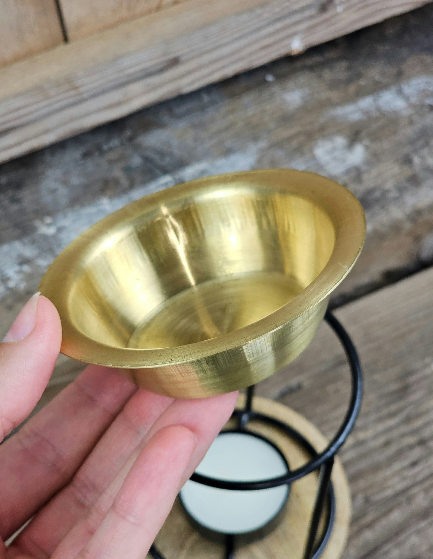 Aromalampa Classic, diffuser svart/guld med träunderlägg